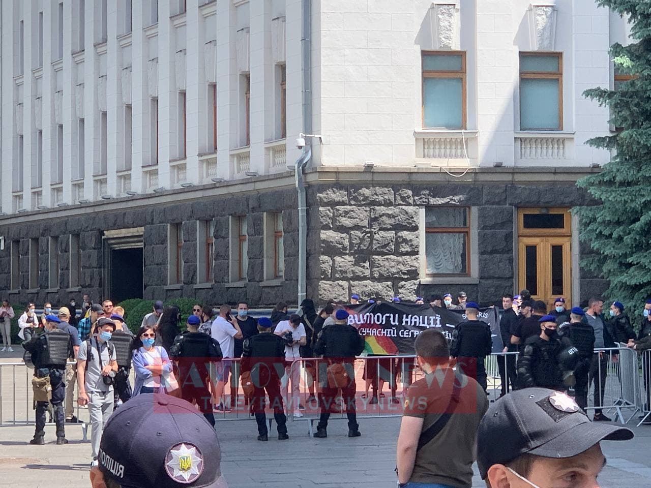 На Банковой митингуют представители ЛГБТ-сообщества