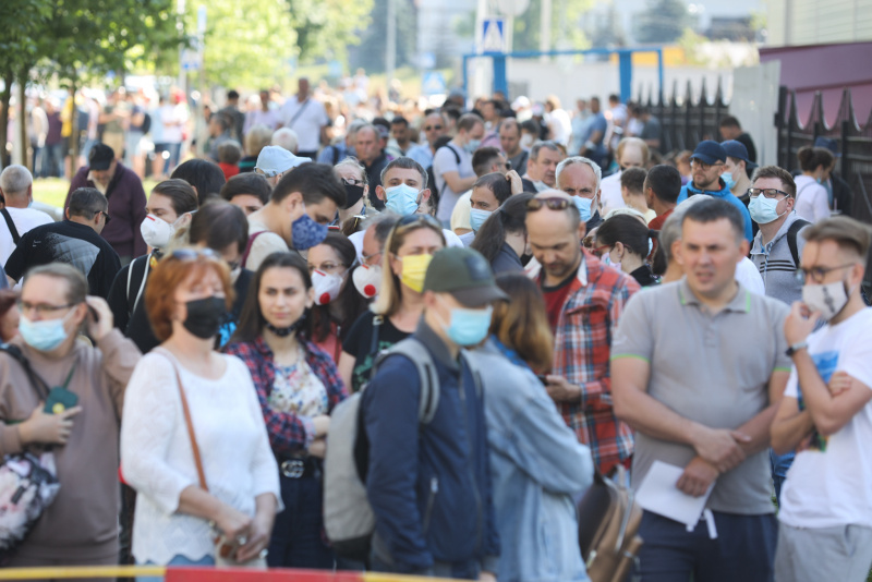 Очередь возле МВЦ. Фото: Виталий Носач/РБК Украина