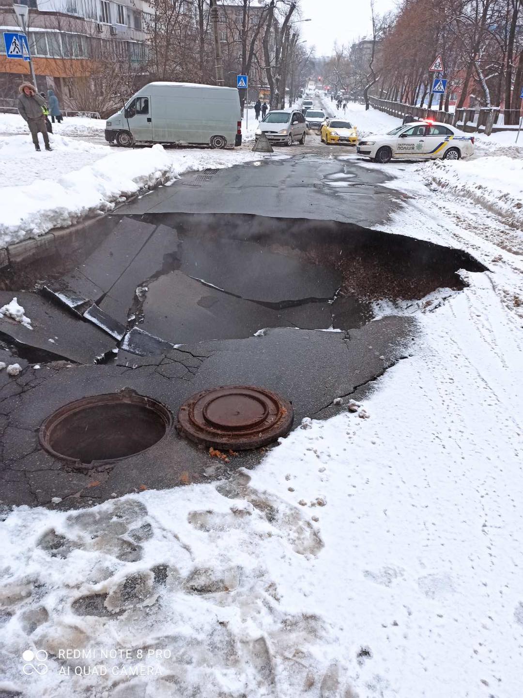 На Куреневке в Киеве прорвало коллектор, на дороге образовалась яма. Фото: Киевводоканал