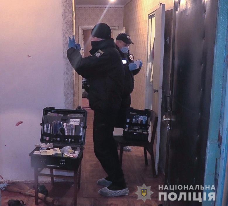 В Киеве мужчина выпивал со своей бывшей женой и ее новым бойфрендом, после чего зарезал соперника. Фото: Нацполиция