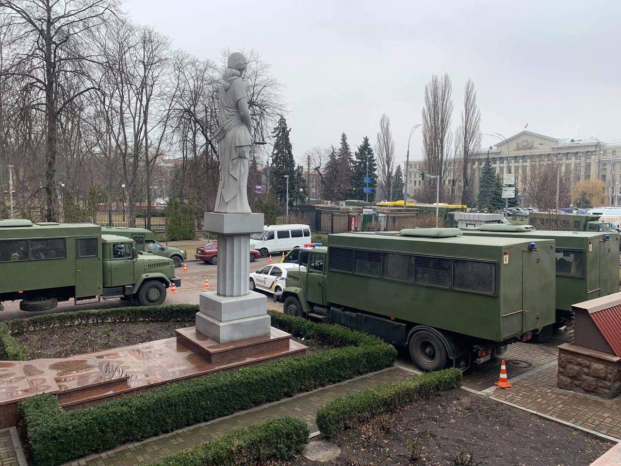 Под суд приехало несколько автозаков. Фото: "Страна"