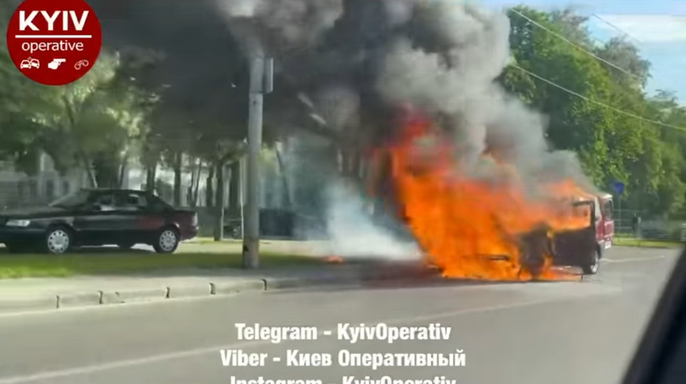 в Киеве загорелось авто. Скриншот из фейсбука Киев Оперативный